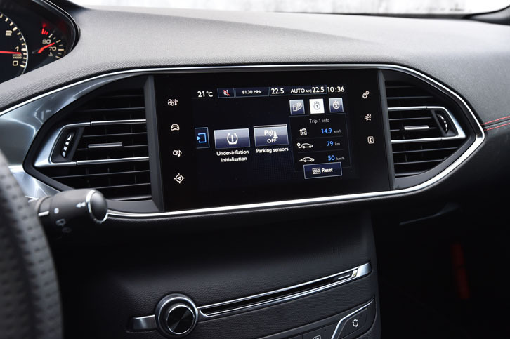 センターコンソールの7インチタッチスクリーン。エアコンやオーディオなどの操作は画面上で行う。