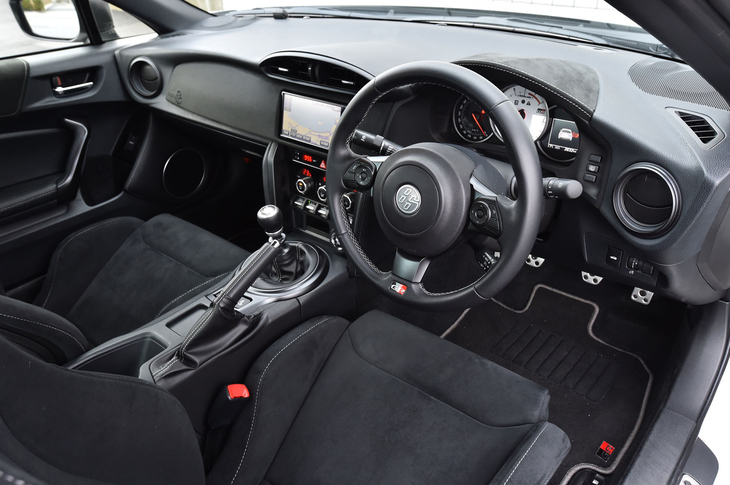 シルバーステッチが施された、専用の小径本革巻き3本ステアリングホイール。下部のリムには「GR」ロゴも添えられる。