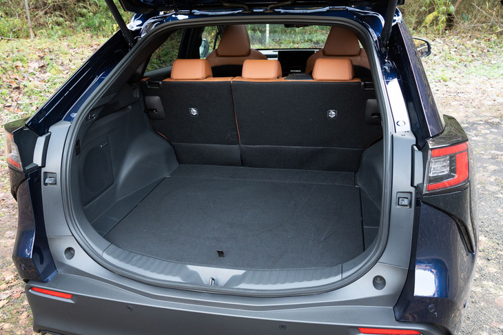 荷室容量はベースグレードの「ET-SS」で452リッター、今回試乗した「ET-HS」で441リッター。床面の高さは2段階で調整可能で、さらにその下には、充電ケーブルなどをしまえる床下収納も設けられている。