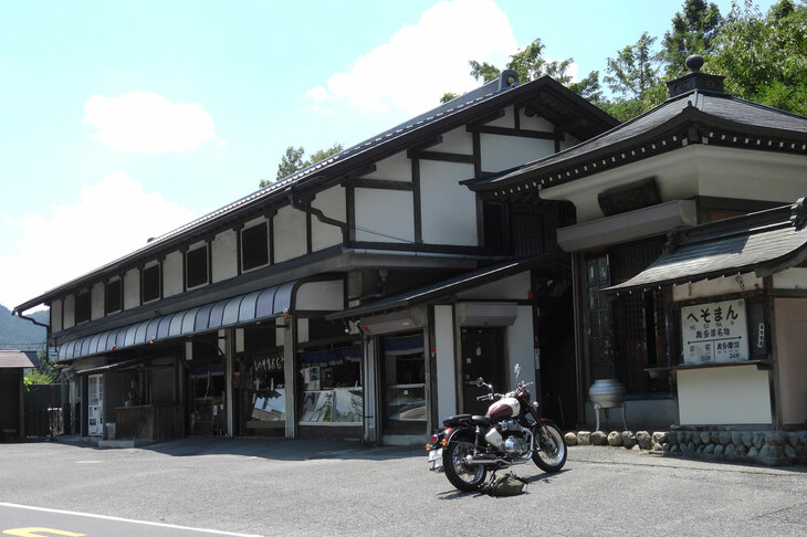JR日向和田駅のちょっと先にある「へそまんじゅう総本舗」。こちらの「へそまんじゅう」と、秋川渓谷の「乙訓おやき店」のおやき、そして小菅の「チャーちゃんまんじゅう」を、記者は勝手に「奥多摩3甘味」と認定している。
