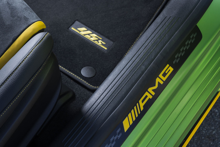 サイドシルにはイルミネーション入りの「AMG」ロゴがあしらわれる。「45S」のタグ付きのフロアマットも専用仕立てだ。