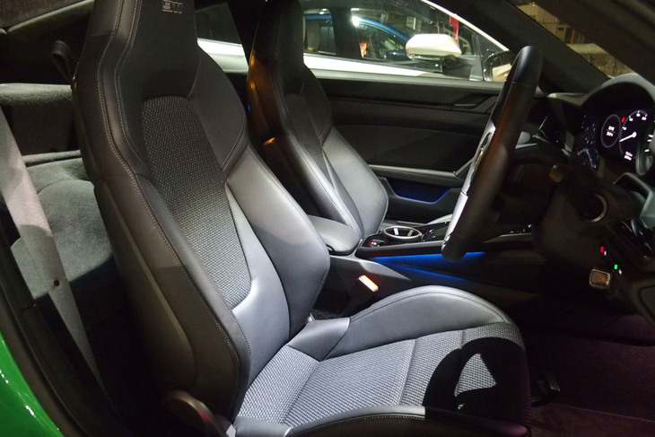 「911カレラT」のインテリア。4Wayの電動調節機構を備えた「スポーツシートプラス」と「GTスポーツステアリングホイール」が標準で装備される。