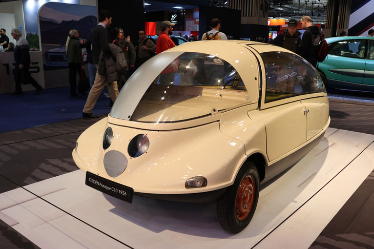 シトロエンは7台の歴代コンセプトカーで創造と革新の系譜を強調した。これは1956年の実験車「C10」。車両重量はわずか382kgで、空気抵抗係数（Cd）は0.258を達成していた。