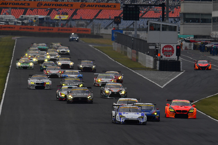 GT300クラスは、No.25 VivaC 86 MC（松井孝允／山下健太）を先頭にスタート。