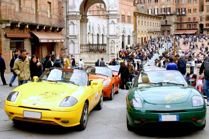 「バルケッタ・クラブ・イタリア」の走行会。シエナのカンポ広場で2005年筆者撮影。参考までに、「バルケッタ」の生産はマッジョーラの倒産後、フィアット・ミラフィオーリ工場に移され、2005年まで続けられた。