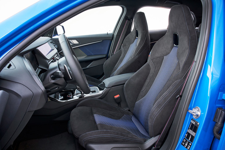 高性能モデル「M135i xDrive」に装備される、専用のパイピングやコントラストステッチが施されたスポーツシート。オプションでダコタレザーのシートも用意される。