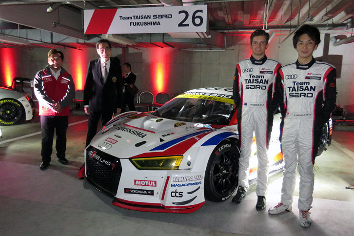 Team TAISAN SARDの山田真之亮選手（手前右）と、ジェイク・パーソン選手（手前左）。奥のスーツの人物が千葉泰常代表。