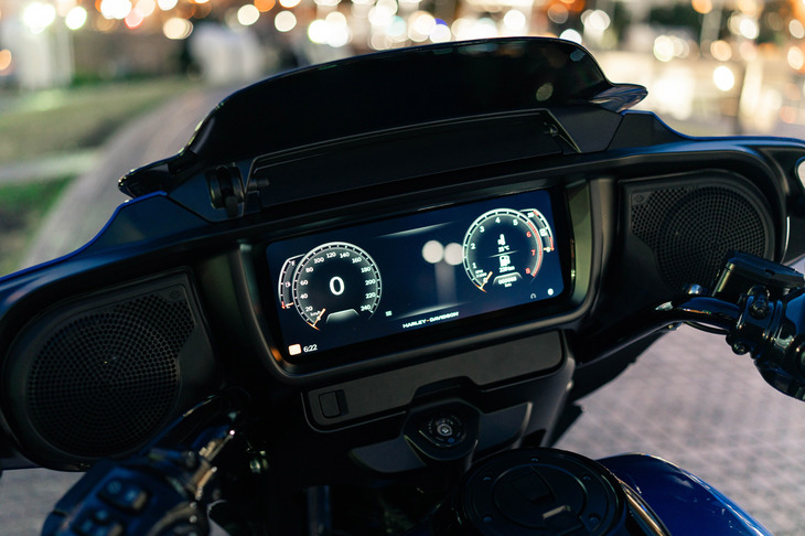 巨大なフェアリングの内側には、新たに12.3インチの巨大なTFTカラータッチスクリーンを装備。2基の5.25インチフェアリングスピーカーからなる、200Wの新型オーディオシステムも搭載される。