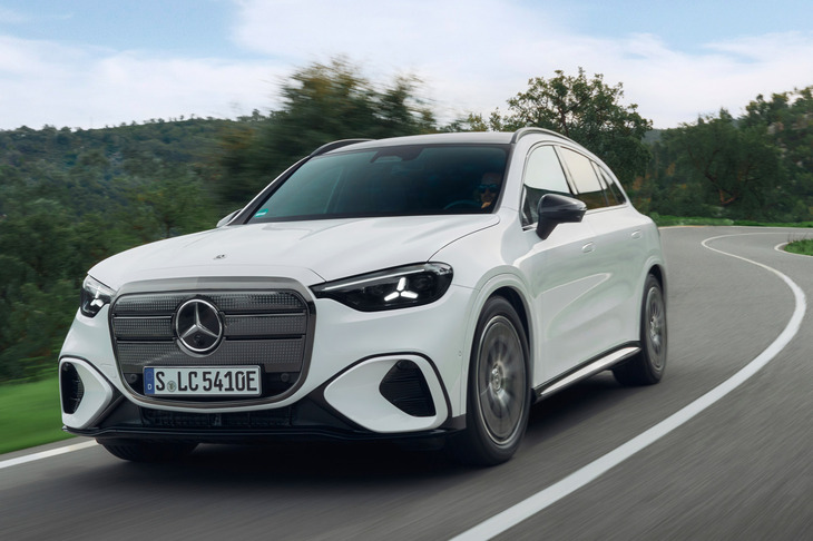 2025年の「IAAモビリティー」で発表された、新型「メルセデス・ベンツGLC」。カーマニアには嫌われているようだが、巨大なグリルでドヤるトレンドは、高級車（と一部日本製ミニバン）の世界では依然として主流だ。
