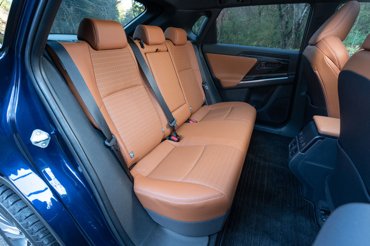 前後席間には1000mmものタンデムディスタンスが確保されており、リアシートの居住性は上々。後席用のエアコン吹き出し口やシートヒーター、2口のUSB Type-Cポートなども装備される。