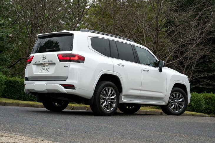 実に14年ぶりのフルモデルチェンジを経て2021年8月に発売された、新型「ランドクルーザー」。新しくなってもラダーフレームにローレンジ付きトランスファー、リアリジッドアクスルという、本格クロカンならではの機構・装備は受け継がれている。（写真：向後一宏）