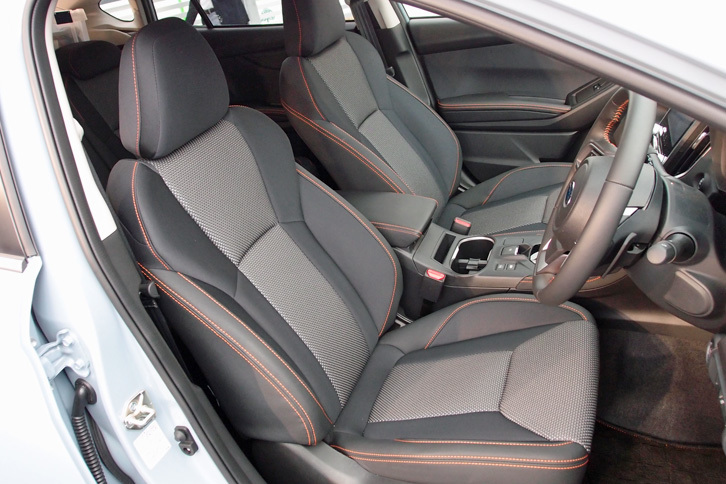 2リッターモデルのシートは、オレンジ色のステッチでドレスアップされる。