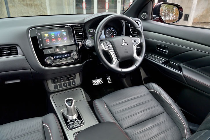 「Sエディション」ではステアリングホイールやメーターフード、本革シートなど、インテリアの随所にレッドステッチが施される。