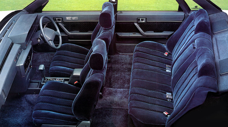 「カムリ」の室内。FFの導入により、居住空間は当時の「クラウン」より広いと言われた。