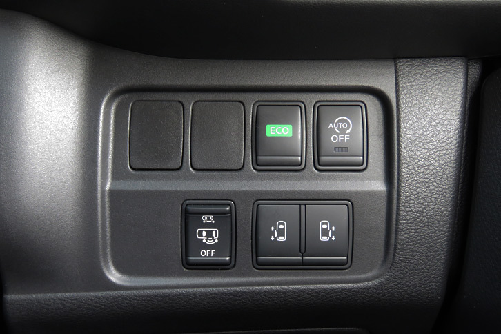 日産セレナ ハイウェイスターG（スイッチ類パネル）