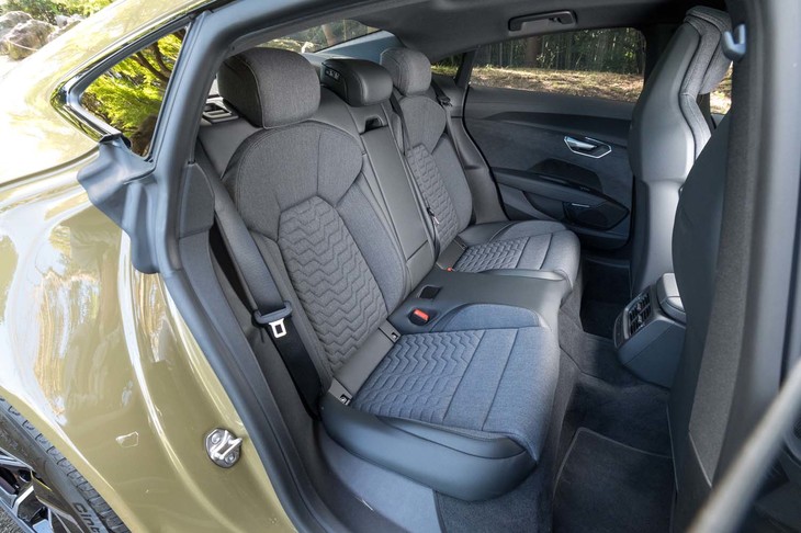 駆動用リチウムイオンバッテリーは後席足元を避けるように搭載される（座面の下には入っている）。自然な着座位置をとれるのはそのためだ。