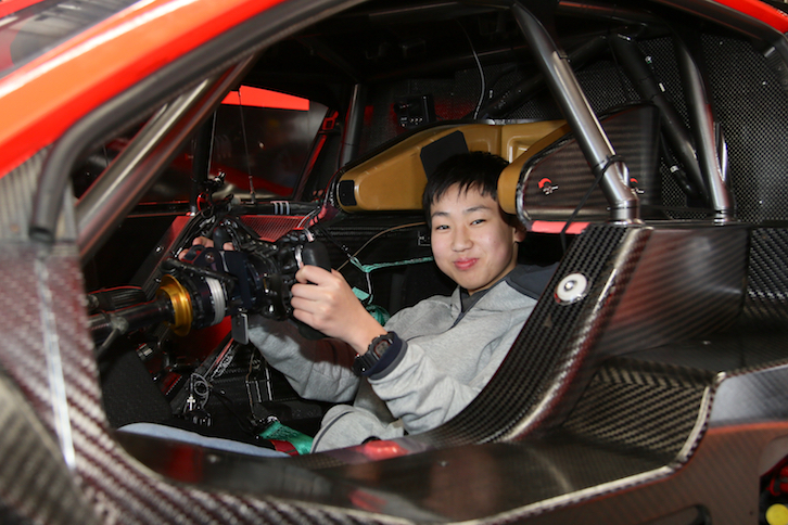 2016年までSUPER GTを走った「ARTA NSX CONCEPT-GT」。そのコックピットを体験。小学生以下限定のプログラムのため、お父さんはうらやましそう。