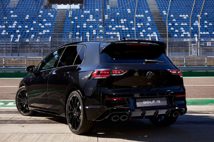 「ゴルフRブラックエディション」のリアビュー。