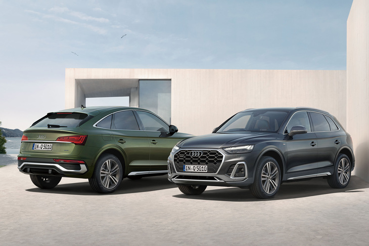 「アウディQ5 Sライン ダイナミック」（写真向かって右）と、「Q5スポーツバックSライン ダイナミック」（同左）。