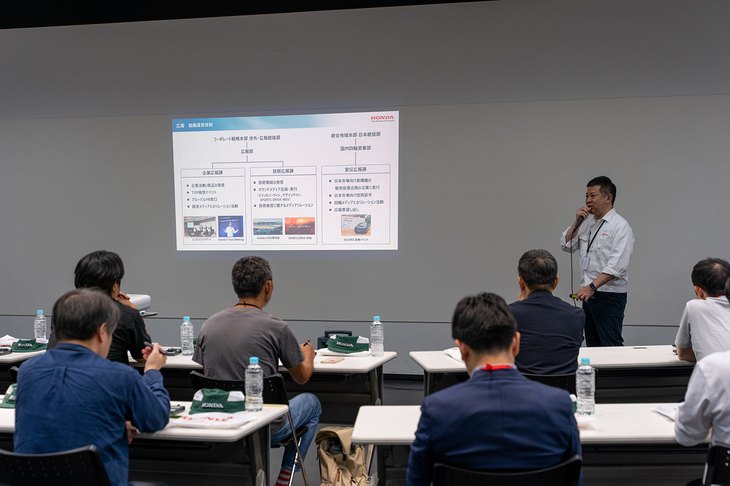 ホンダの四輪開発センターの構内で。われわれ自動車メディアだけでなく新聞記者らも招かれていた。スライドの正面、激しく日焼けしているのが私。