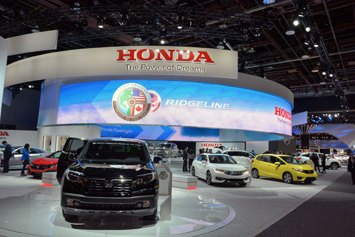 今回のデトロイトショーは、日本メーカーの勢いが目立つショーとなった。写真は「リッジライン」で北米カー・オブ・ザ・イヤーのトラック部門を獲得したホンダのブース。