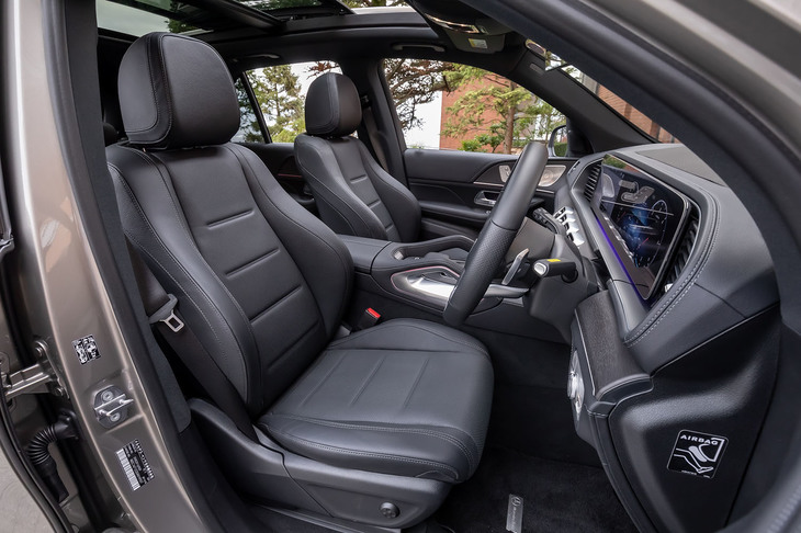「GLE400d 4MATICスポーツ」ではナッパレザーのシート表皮が標準仕様となる。写真のブラックのほか、ブラック／ホワイトのコンビネーションも選択できる。