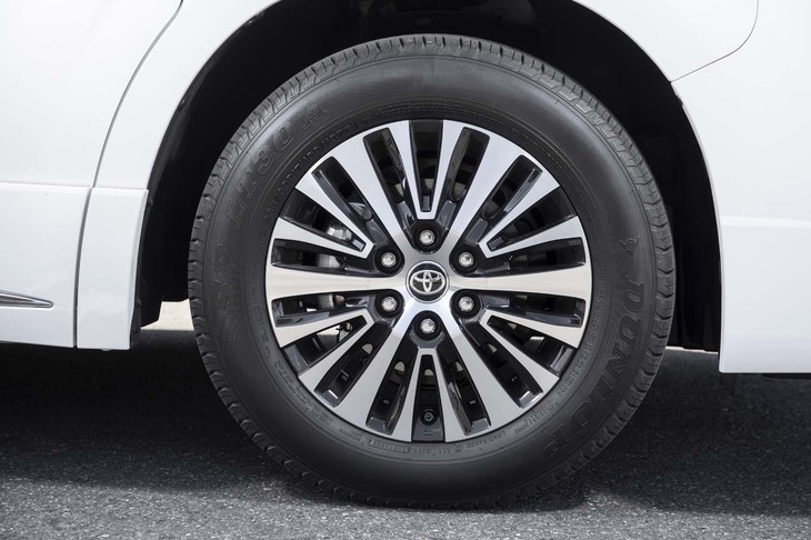 タイヤサイズは235/60R17で、テスト車はライトトラック用タイヤの「ダンロップSP LT30A」を履いていた。