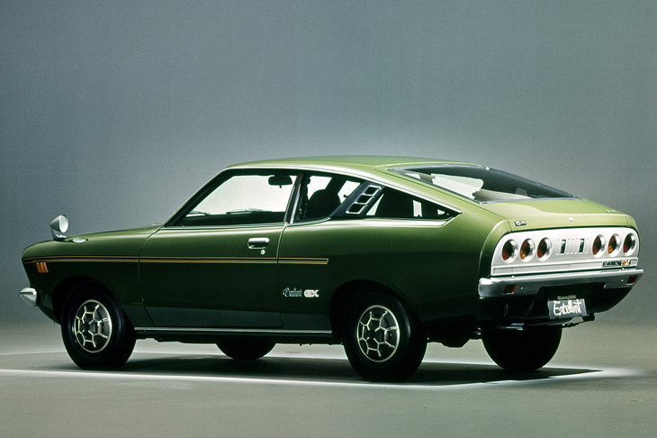 こちらも6連のテールランプが特徴的な「ダットサン・サニー エクセレント クーペ1400GX」（1973年）。　
	ほった「渕野さんも、よくもこんなどマニアックなクルマを覚えていますね（汗）」　
	清水「『フェラーリ365BB』よりも先に、こっちの車名が出てくるんだからスゴいよ」