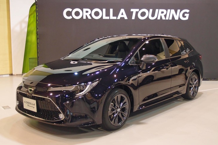 セダンと同時に発売されたワゴンモデル。こちらは「カローラ ツーリング」と呼ばれる。ともに、日本仕様車のボディーは独自の仕立てとなっている。