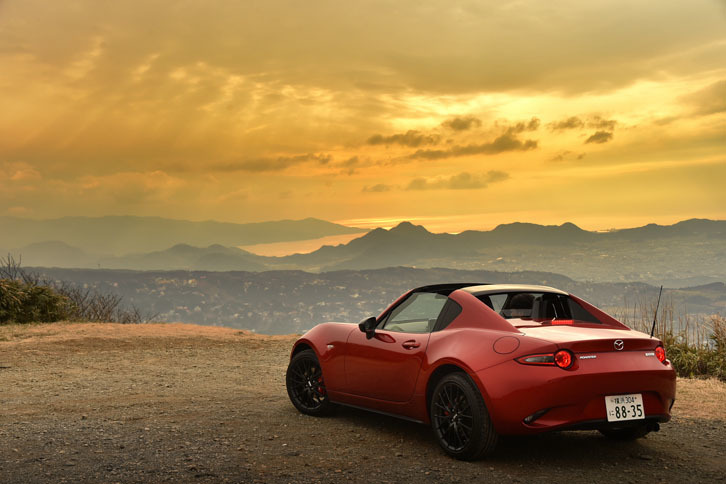 クーペの快適性と美しさ、そしてオープンカーの気持ちよさを、まるで幕の内弁当（！）のように1台で味わわせてくれる「ロードスターRF」は、今われわれが買えるスポーツカーの中で、最も魅力的な選択肢だろう。