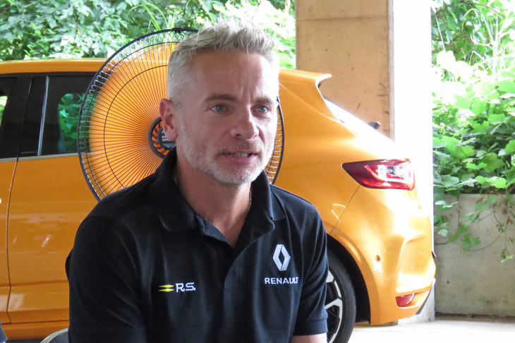 ルノー・スポールでテストドライバーを務めるロラン・ウルゴン氏。ニュルブルクリンクや鈴鹿サーキットなどでのタイムアタックも担当する、“FF車最速タイム請負人”である。