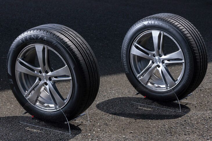 ブリヂストンのSUV用プレミアムタイヤブランド「アレンザ」には、スポーティー指向の「001」（写真向かって右）とコンフォート指向の「LX100」（同左）の、2製品がラインナップされている。これにより、幅広いユーザーの要望とタイヤサイズをカバーしているのだ。