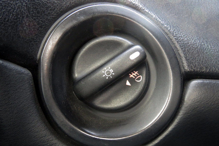 表示類が無愛想この上ない「バイパー」の灯火スイッチ。フォグランプはスイッチ全体をぐいっと手前に引っ張るとつく。