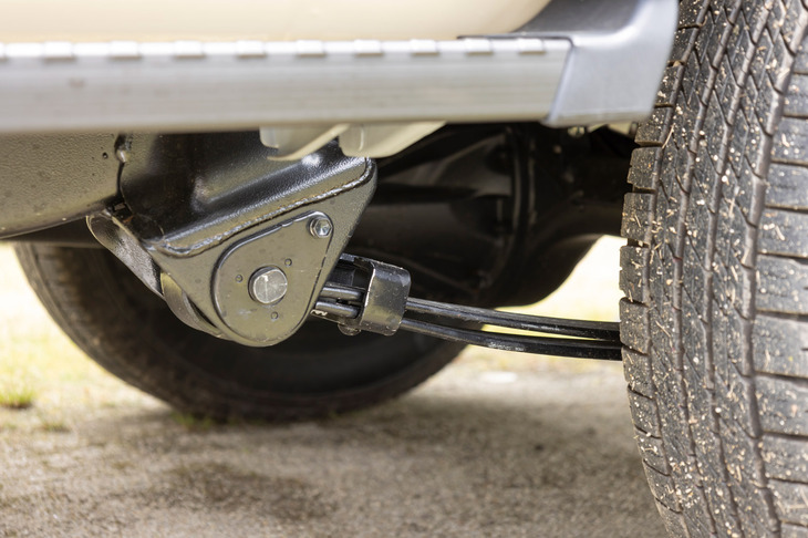 リアサスペンションは乗り心地を改善するため、“30周年記念車”（バン）で6枚だったリーフスプリングを2枚に削減。同時にロングテーパーリーフの“三日月”形状を最適化するなどして、十分な強度や耐久性を確保している。