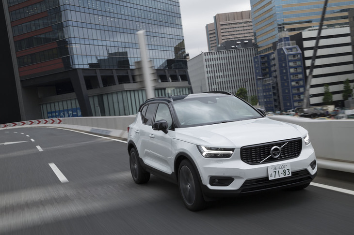 「XC40」の2リッター直4ガソリンターボエンジン搭載車は、出力を抑えた「T4」とハイパワー版「T5」の2本立てとなっている。