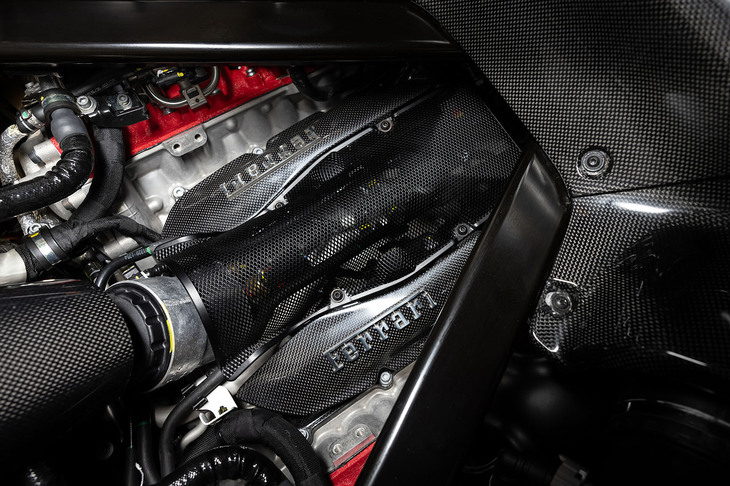 キャビン後方に縦置きされる4リッターV8ツインターボエンジンは、単体で最高出力830PSを発生。これにモーターを組み合わせたシステム最高出力は1050PSに達する。