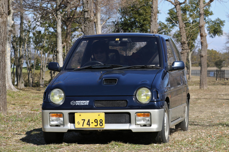1988年「スズキ・アルトワークスRS/R」。この年にフルモデルチェンジした2代目アルトワークスの、547ccの直3 DOHC 12バルブのターボエンジンとフルタイム4WDを組み合わせたホッテストモデル。