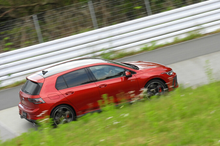 ボディータイプを見ても、ハッチバックと「ヴァリアント」が用意される「ゴルフR」に対し、「ゴルフGTI」に用意されるのは軽快なハッチバックのみ。こうしたところにも、両者のキャラクターの違いが表れているのかもしれない。