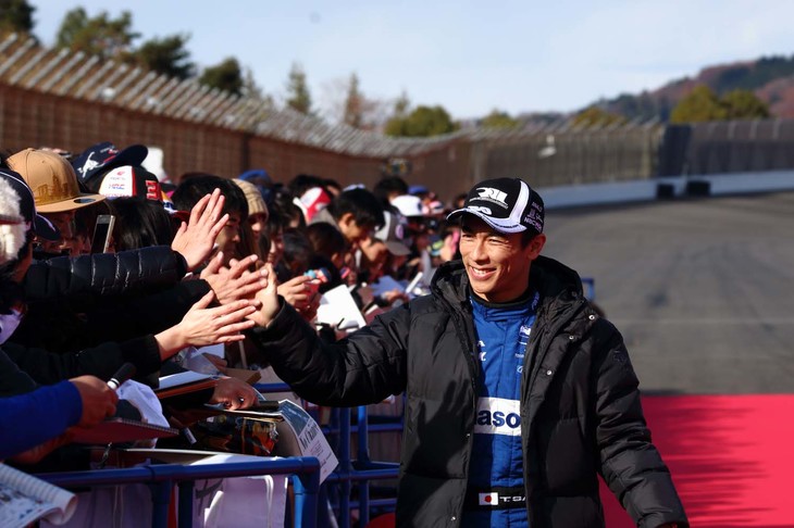 サインやハイタッチでファンと交流した佐藤琢磨選手。当日は、抽選制のサイン会が実施されたほか、さまざまな場面でドライバーやライダーたちと直接交流する機会が設けられていた。