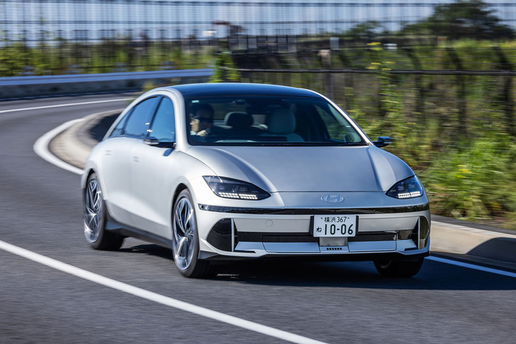 今回試乗したオーストラリア仕様の「アイオニック6」は、システム最高出力325PS、同最大トルク605N・mを発生する電動パワーユニットを搭載。前後アクスル間の床下に駆動用のリチウムイオンバッテリーを配置し、前後合わせて2基の電気モーターで4輪を駆動する。