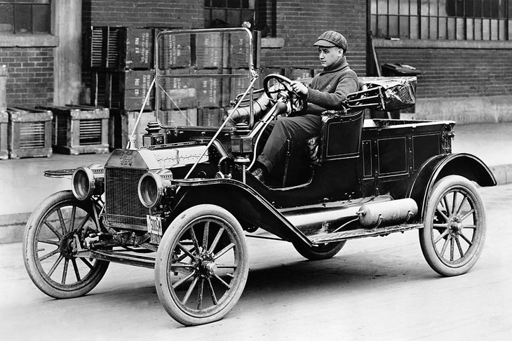 当初は赤や白などさまざまな色が用意されていた「T型」のボディーカラーだが、1914年からは生産性向上のため、黒のみとなった。