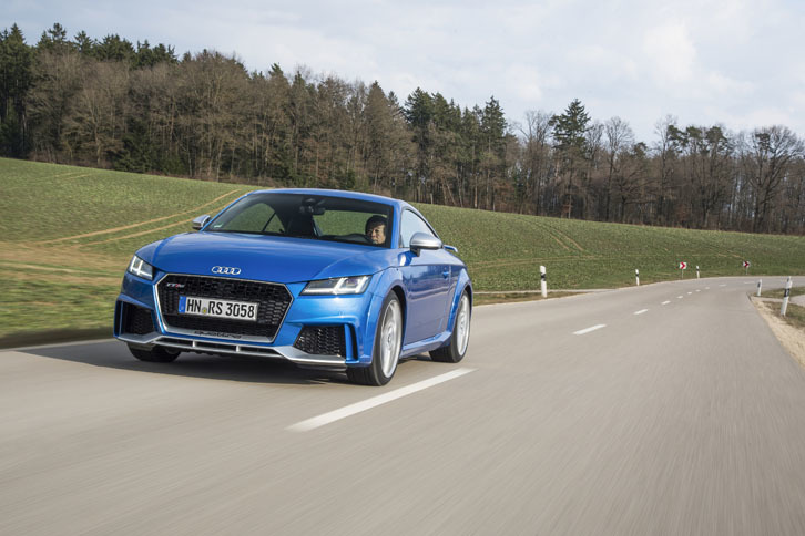 動力性能は0-100km/h加速が3.7秒で、最高速は250km/h（速度リミッター作動）。これを280km/hまで引き上げるオプションも本国では用意される。