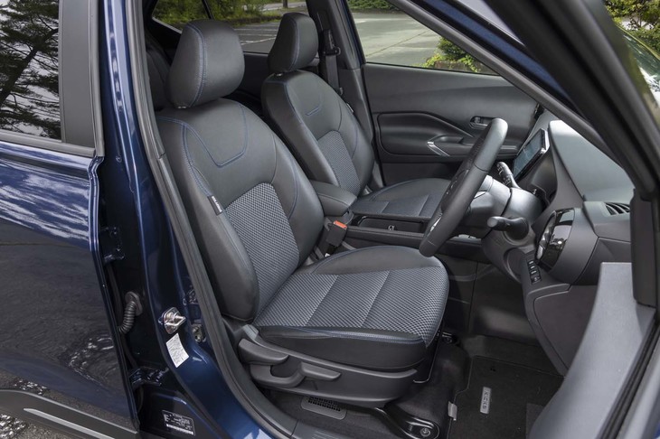 疲れにくさが自慢という日産の「ゼログラビティーシート」はゆったりとしたサイズが自慢。ただし、標準装備のファブリックと合皮のコンビシートは座面と背もたれがだいぶ硬い。