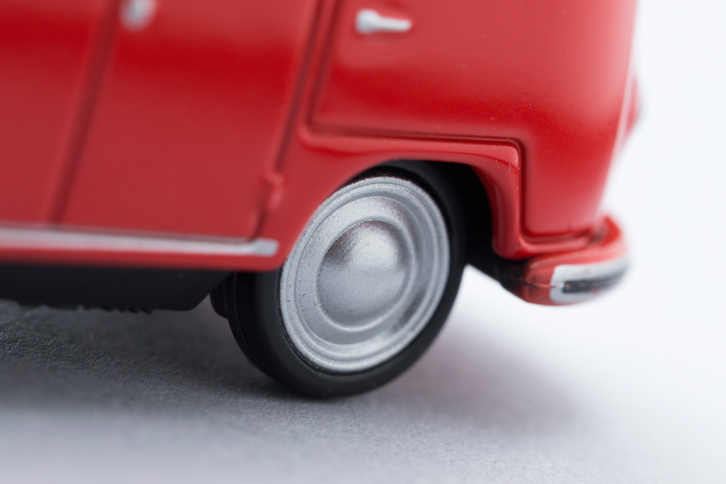 トミカのシリーズのなかでも、細部までこだわった仕上がりを特徴とする「トミカプレミアム」。65分の1というスケールでありながら、パネル間の“チリ”やホイールのデザインまで再現されている。（写真＝郡大二郎）