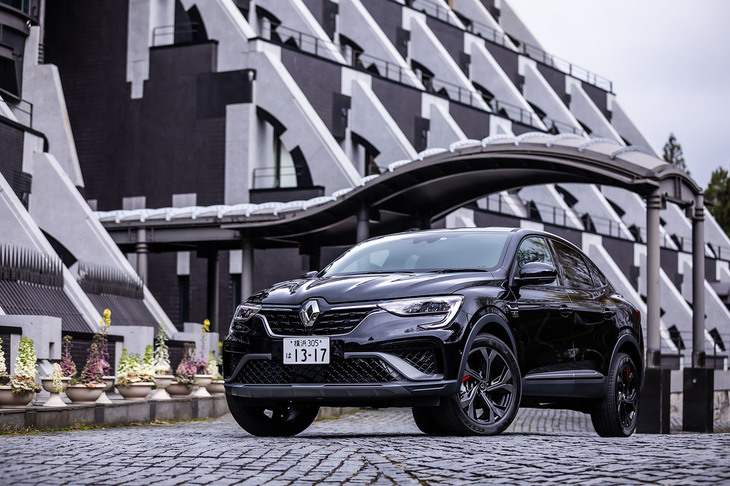 2022年2月24日に日本導入が発表されたルノーの新型クーペSUV「アルカナ」。発売は同年5月26日で、車両本体価格は429万円。