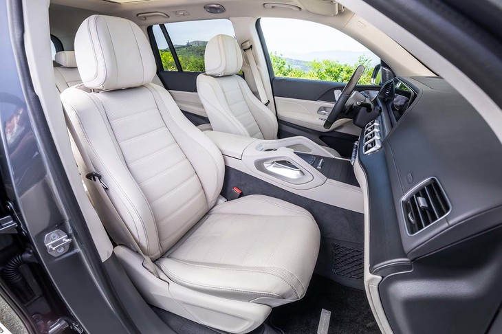 シート表皮は試乗車の「マキアートベージュ／マグマグレー」のほか「ブラック」も選べる（いずれも本革）。ヒーター／ベンチレーターは標準装備だ。