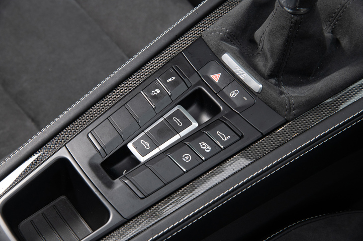 可変ダンパーの減衰力やエキゾーストシステムの音量の調整、可動式リアウイングの操作などは、センターコンソールのスイッチで行う。