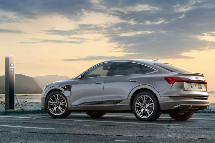 「e-tronスポーツバック」は、スポーティーなSUVクーペスタイルのEV。量販が見込めるモデルではないが、注目度は非常に高い。