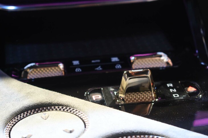 ロータス・エレトレR（センターコンソールのスイッチ類）