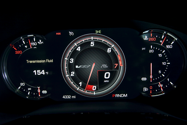 メーターは3眼式で、車速やエンジン回転数などに加え、スーパーチャージャーのブースト圧も確認することができる。